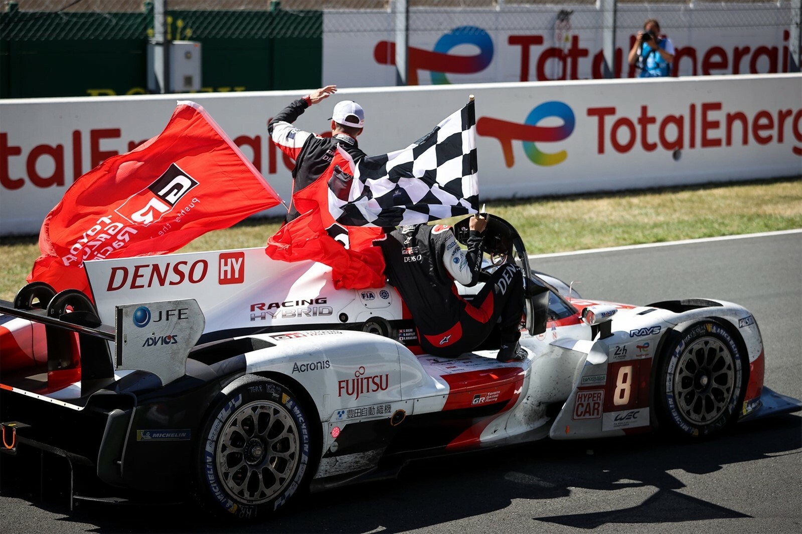 Hypercarul hibrid sponsorizat DENSO a triumfat din nou la Le Mans